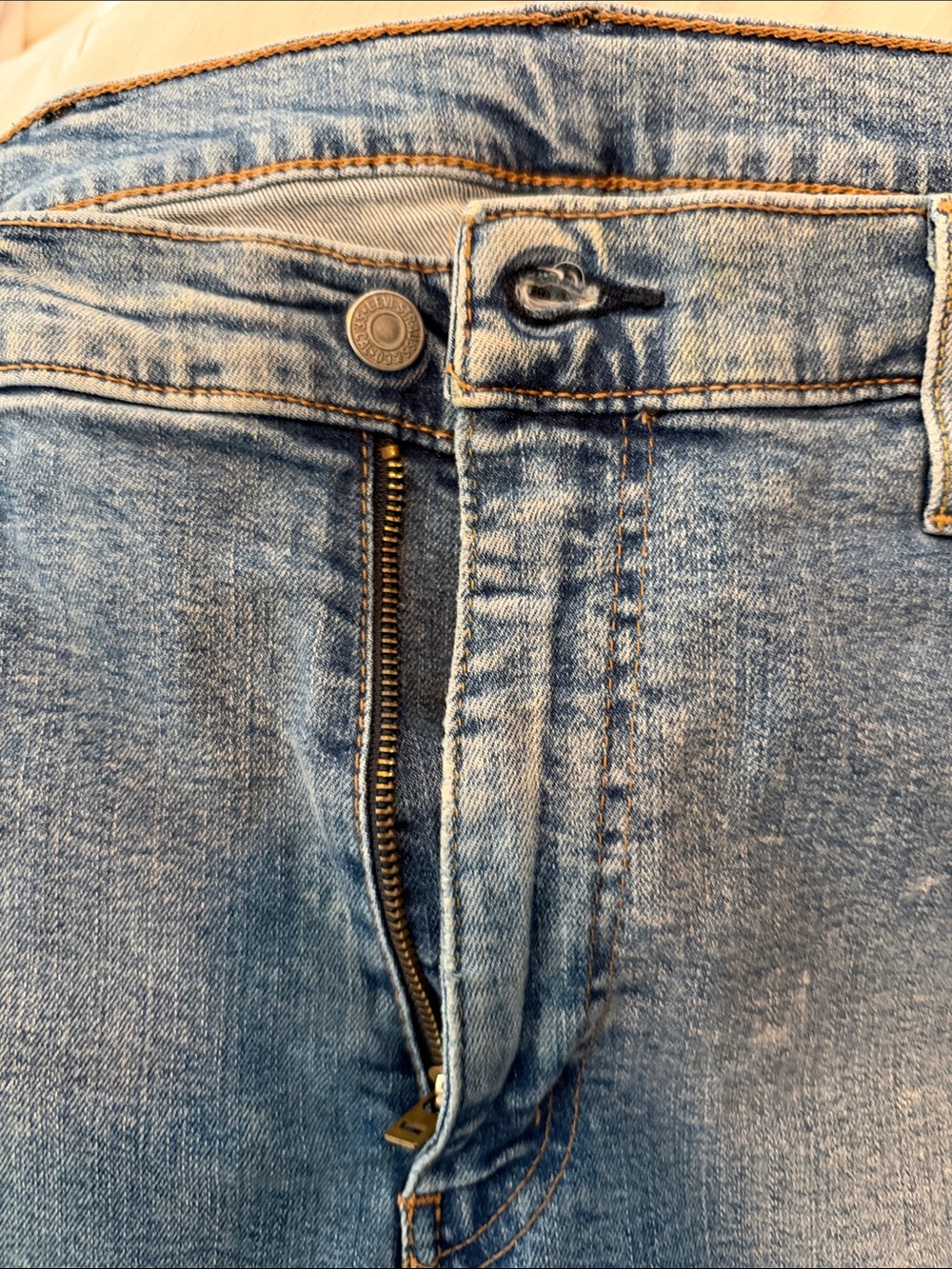 Levi's 511 Slim Men’s Jeans in Light Blue Denim with Tan Patch - Picture 3 of 5